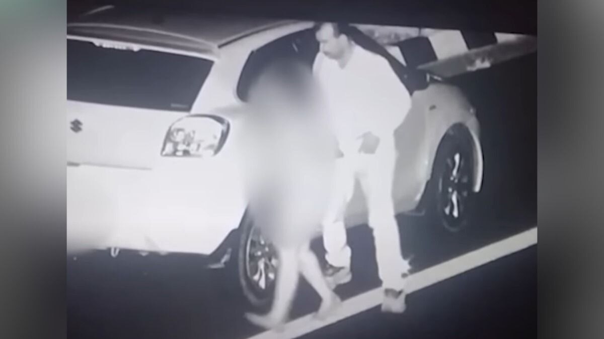 एक्सप्रेस वेवर महिलेला वस्त्रहिन करून नेत्याचे खुलेआम शारीरिक संबंध, सगळा प्रकार CCTV मध्ये कैद Viral Video Screengrab