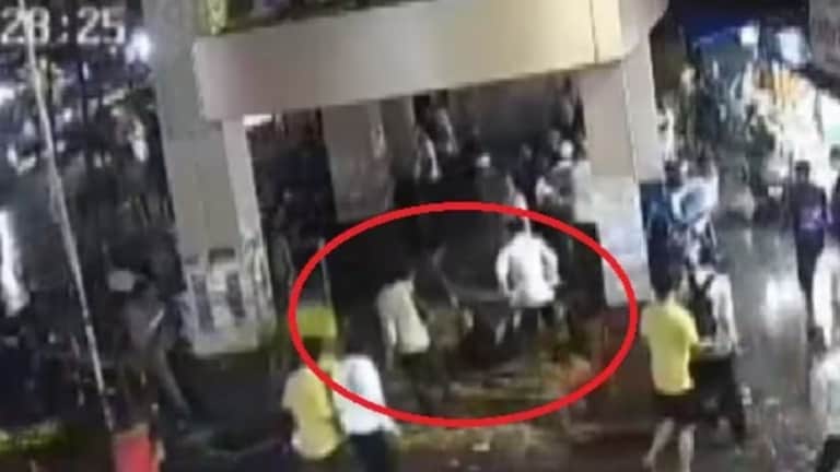 पैशाच्या वादातून मित्रालाच भररस्त्यात भोसकलं, सगळे पाहत राहिले, ठाण्यातील थरारक घटना CCTV घटना मध्ये कैद Mumbai Tak