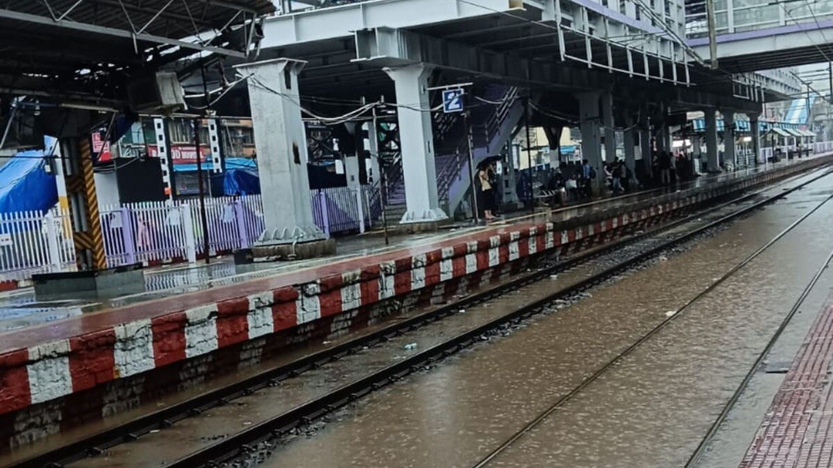 मुसळधार पावसाचा लोकलवर परिणाम, मध्य आणि पश्चिम रेल्वे किती वेळ उशिरा? मुंबईत पाऊस, लोकलवर परिणाम