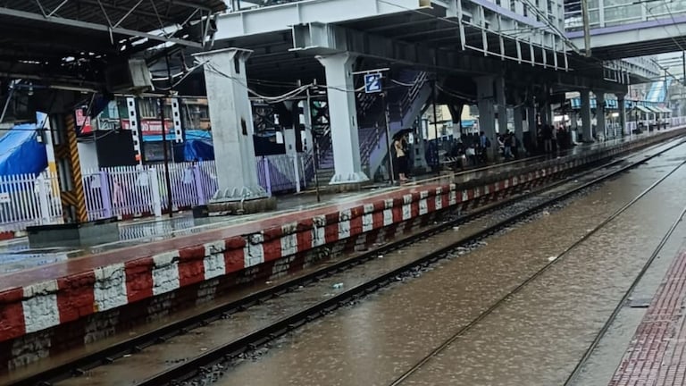 मुसळधार पावसाचा लोकलवर परिणाम, मध्य आणि पश्चिम रेल्वे किती वेळ उशिरा? मुंबईत पाऊस, लोकलवर परिणाम