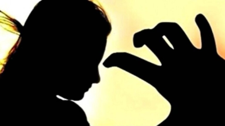 पोट दुखतं म्हणून मुलीला दवाखान्यात नेलं, गरोदर असल्याचं कळलं! नराधम पित्यानेच... Mumbai Tak