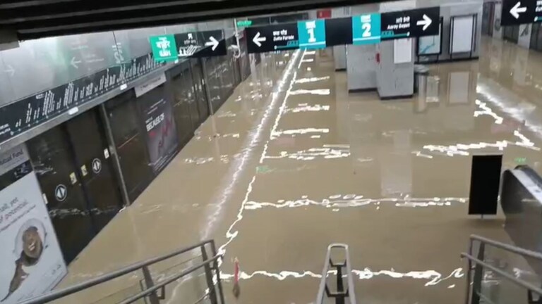 भुयारी मेट्रोचा पहिल्याच पावसात खेळखंडोबा! मुंबईकरांचा संताप, प्रशासनावर चिडले Mumbai Tak