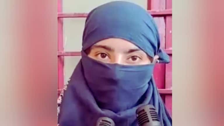 व्हिडिओ कॉल कर नाहीतर तुला...शिक्षकाने विद्यार्थीनीला दिली धमकी Crime News Professor Say Her Students For Video Call And pressurised Remove Her Clothes