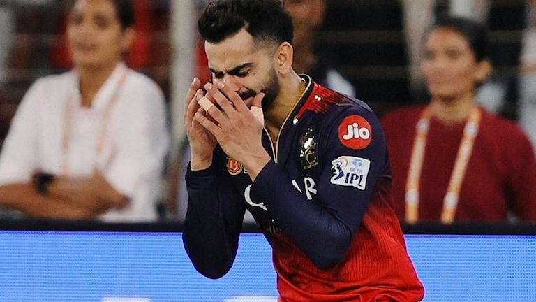 IPL 2025 Final: कोहलीला मैदानावरच रडू कोसळलं.. 6 रनने RCB ने IPL ची ट्रॉफी जिंकली! IPL 2025 Final: कोहलीला मैदानावरच रडू कोसळलं (फोटो सौजन्य: X)