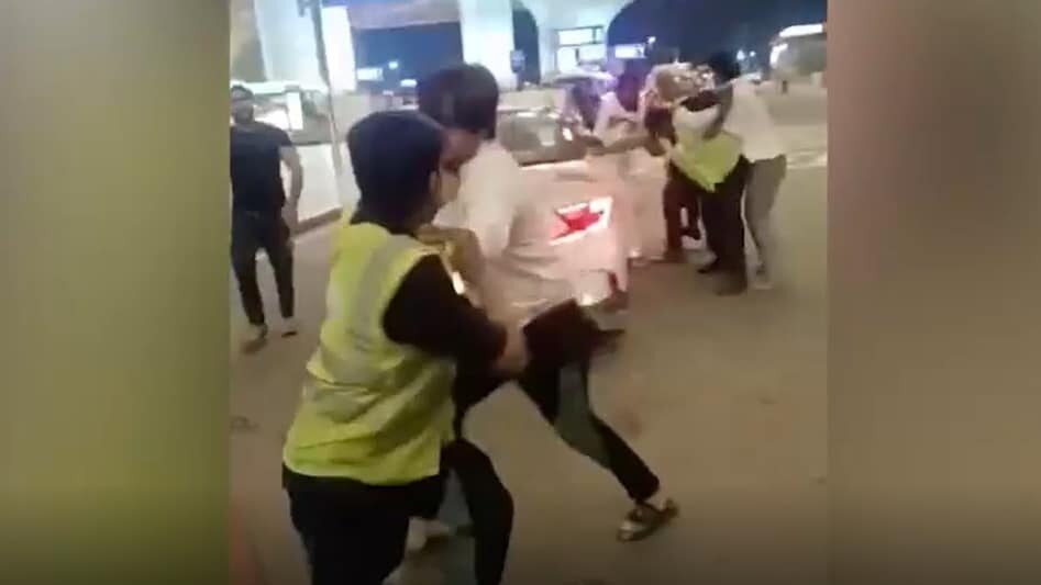 मुंबई एअरपोर्टवर कॅब चालक आणि सुरक्षा कर्मचाऱ्यांनी एकमेकांची मारहाण...