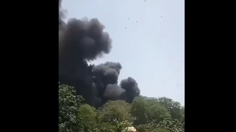 मोठी बातमी: 242 प्रवाशांना घेऊन जाणारं एअर इंडियाचं विमान कोसळलं, अहमदाबाद विमानतळाजवळ भीषण अपघात एअर इंडियाचं प्रवासी विमान कोसळलं