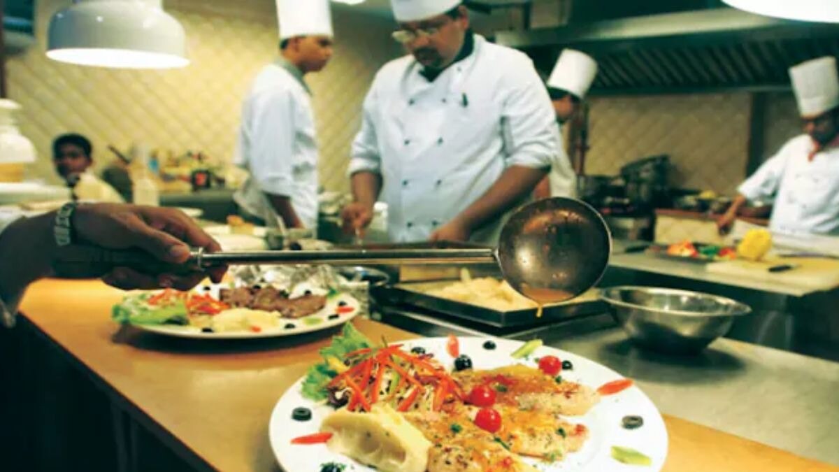 मुंबईची खबर: Veg आणि Non Veg एकाच किचनमध्ये बनवणाऱ्या हॉटेल मालकांची लागणार वाट! Veg आणि Non Veg एकाच किचनमध्ये बनवणाऱ्या हॉटेल मालकांवर कारवाई