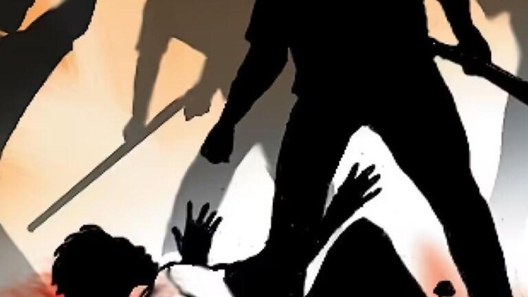 "तुझा संतोष देशमुख करू" म्हणत तरूणावर कोयत्यानं हल्ला; 10 वार केले, बेशुद्धावस्थेत सोडून पळाले... Mumbai Tak