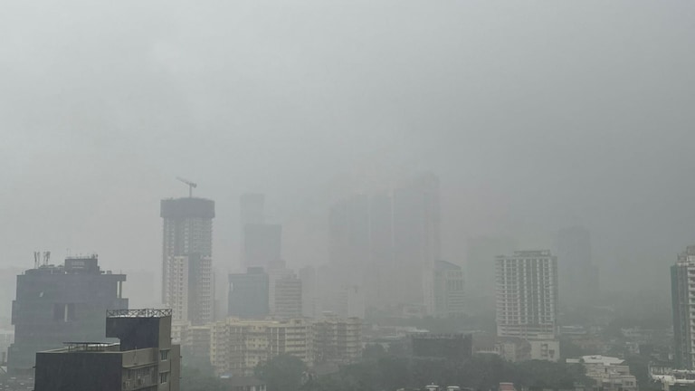 मुंबईत तुफान पावसाला सुरुवात, पुढचे 3-4 तास धोक्याचे.. हवामान खात्याकडून Alert जारी मुंबईत तुफान पावसाला सुरुवात, पुढचे 3-4 तास धोक्याचे