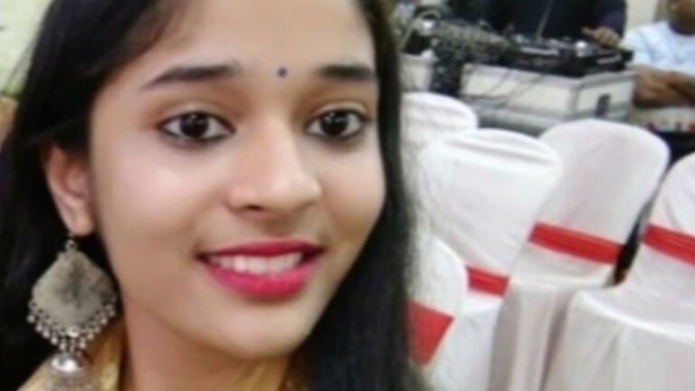 मुंबईची खबर: साठ्ये कॉलेजमध्ये खळबळ! इमारतीवरुन विद्यार्थीनीने मारली उडी; नेमकं कारण काय? साठ्ये कॉलेजमध्ये खळबळ! इमारतीवरुन विद्यार्थीनीने मारली उडी