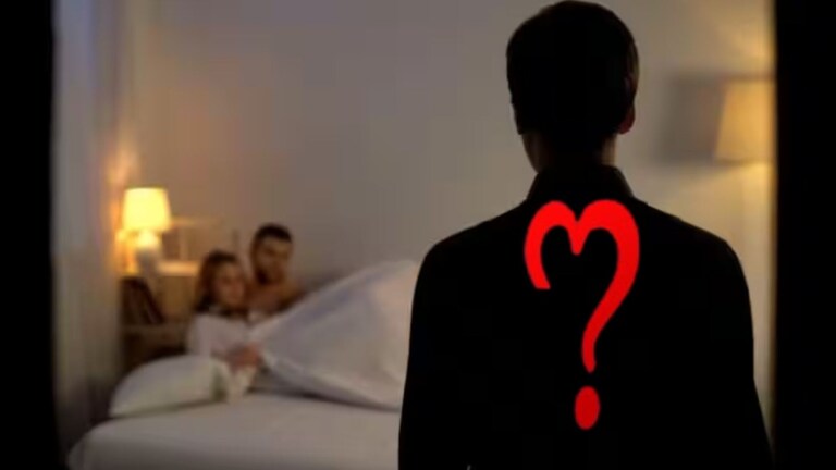 महिलेचा बेडरुममध्ये रंगला होता रोमान्स, अचानक पती आला अन् नको तेच... Extramarrital Affairs