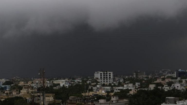 मुंबईत मुसळधार पावसाचा धमाका! वाहतुकीवरही होणार परिणाम? कसं असेल आजचं हवामान? जाणून घ्या मध्य प्रदेश हवामान अपडेट, मध्य प्रदेश पावसाचा इशारा, मान्सून सक्रिय मध्य प्रदेश, मुसळधार पावसाचा इशारा, आयएमडी अलर्ट, भोपाळ हवामान, इंदूर पाऊस