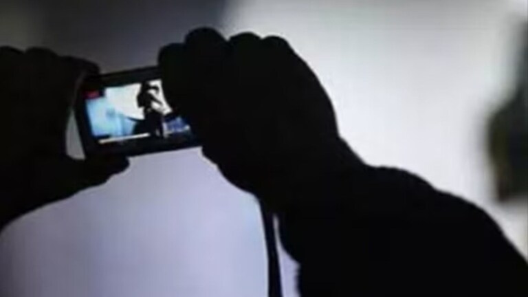 एकाच वेळी दोन मुलींकडून ऑफर, तरूण हॉटेलमध्ये पोहचला अन् सुरू झाला घाणेरडा खेळ! crime news