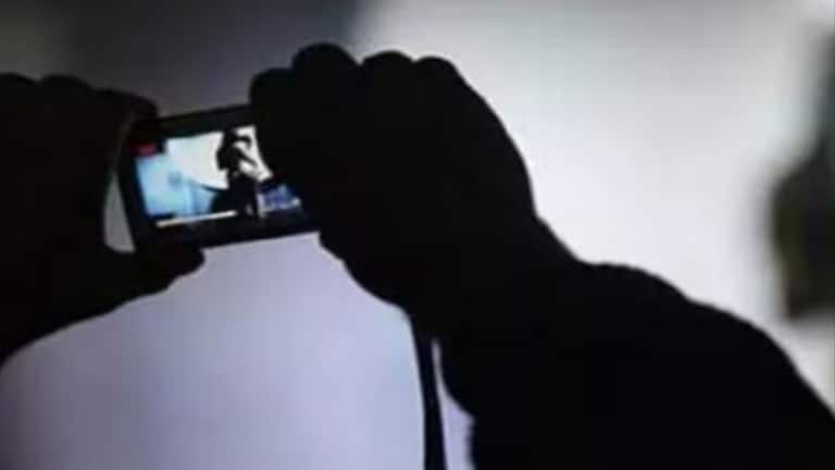 एकाच वेळी दोन मुलींकडून ऑफर, तरूण हॉटेलमध्ये पोहचला अन् सुरू झाला घाणेरडा खेळ! crime news