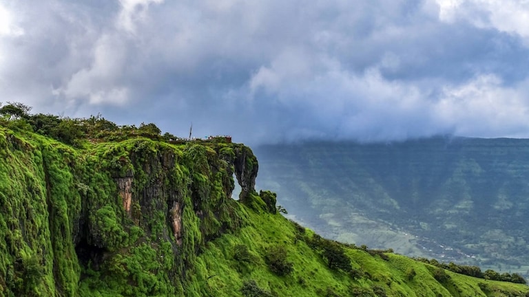 Maharashtra Weather: कोकणासह पुणे आणि साताऱ्याच्या घाटमाथ्यावर पाऊस घालणार धुमाकूळ, जाणून घ्या आजचं हवामान maharashtra weather update heavy rain in these part of maharashtra and flood situation in konkan