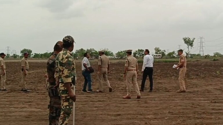 वर्धा हादरलं! शेतीच्या जागेचा वाद पेटला, कुऱ्हाडीने वार करत काकू-चुलत भावाला संपवलं अन् पुतण्यानेही... Wardha Shocking Murder Case