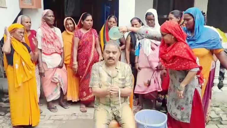 भाजप नेत्याचे हात-पाय बांधून चिखलाने घातली आंघोळ, महिलांनी असं केलं तरी का? भाजप नेत्याचे हात-पाय बांधून चिखलाने घातली आंघोळ