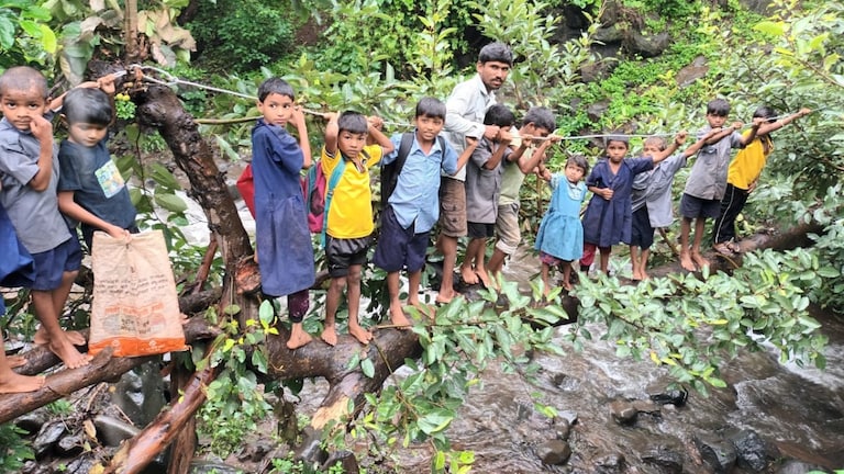 चिमुकल्यांनो जरा स्वत:ला सांभाळा.. सरकारचं लवकरच 'याकडे' लक्ष जाईल! नंदूरबारमधील केलीखाडा पाड्यावरची भीषण परिस्थिती