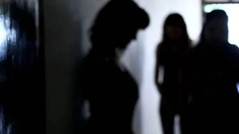 4 महिला 'या' गोष्टी करताना रंगेहाथ सापडल्या, गावातलं सेक्स रॅकेट पाहून गावकरीही चकीत! गावातलं सेक्स रॅकेट पाहून गावकरीही चकीत!