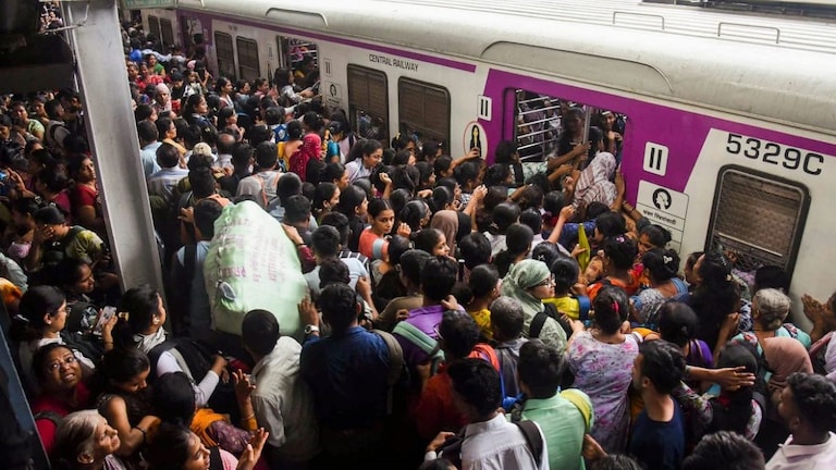 मुंबईची खबर: मुंबईकरांसाठी खुशखबर! लोकल ट्रेनची गर्दी कमी होणार? रेल्वे विभागाचा मोठा निर्णय... लोकल ट्रेनची गर्दी कमी होणार? ऑफिसची वेळ बदलण्याची रेल्वेची मागणी....
