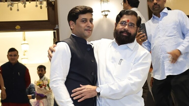 'श्रीकांत शिंदेंना Income Tax ची नोटीस', शिरसाट बोलून गेले... अन् एकनाथ शिंदे अचानक दिल्लीला.. तुम्हाला क्रोनोलॉजी समजली का? श्रीकांत शिंदेंना Income Tax ची नोटीस