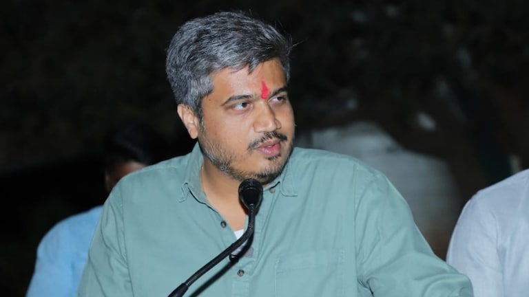 मोठी बातमी: पवार कुटुंबाला मोठा धक्का! ED च्या आरोपपत्रात थेट रोहित पवारांचं नाव; काय आहे नेमकं प्रकरण? ED च्या आरोपपत्रात थेट रोहित पवारांचं नाव; काय आहे नेमकं प्रकरण? (फोटो सौजन्य: फेसबुक)