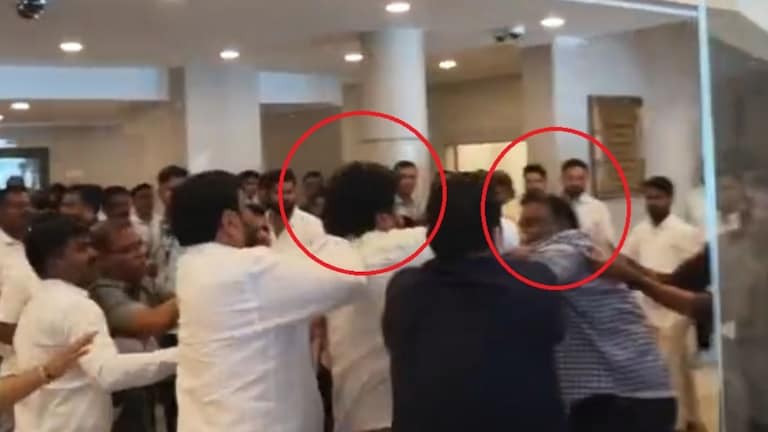 VIDEO: विधानसभेच्या परिसरात तुफान हाणामारी, पडळकर आणि आव्हाडांच्या कार्यकर्त्यांची कपडे फाटेपर्यंत मारामारी! gopichand padalkar vs Jitendra Awhad Video of fight goes viral