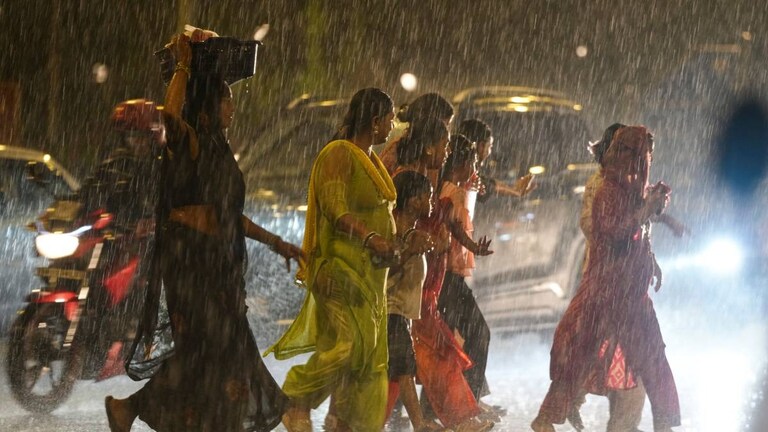 Mumabi Rain: दादर, अंधेरी, हिंदमातासह 'या' भागात पाऊस घालणार थैमान! मुंबईतील आजचं हवामान वाचूनच बाहेर पडा दिल्ली पाऊस: