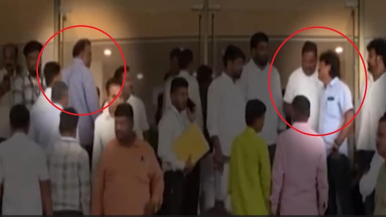 गोपीचंद पडळकरांच्या समोरच नितीन देशमुखांना मारहाण झाली, 'तो' Inside Video आला समोर गोपीचंद पडळकरांसमोर झाली नितीन देशमुखांना मारहाण