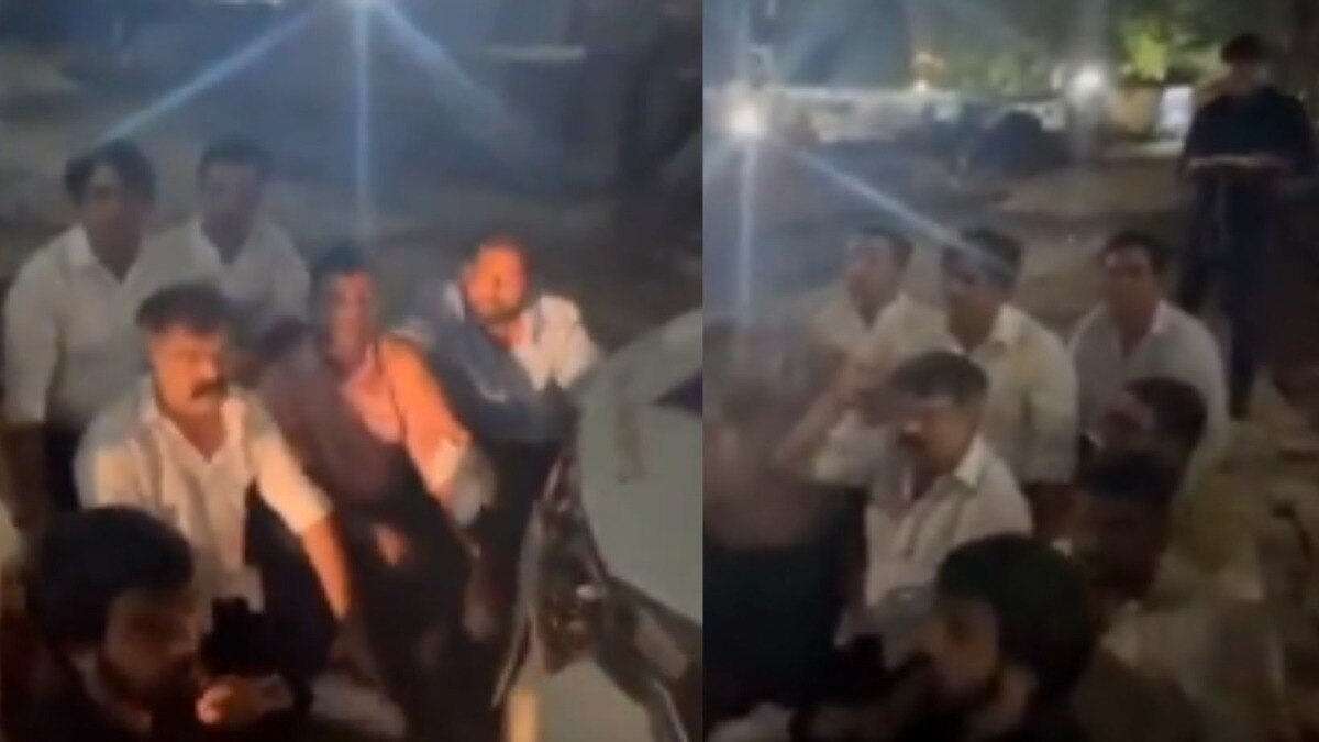 जितेंद्र आव्हाडांनी पोलिसांच्या गाडीसमोर केलं आंदोलन, पोलिसांवर गंभीर आरोप करत म्हणाले, "हे लोक तंबाखू मळून..." Jitendra Awhad Vs Gopichand Padalkar