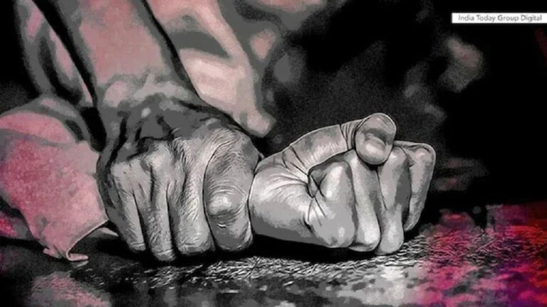 4 तरूणांकडून 14 वर्षांच्या मुलीवर पाशवी अत्याचार, हादरून गेलेल्या मुलीनं जीवनच संपवलं! 14 वर्षीय अल्पवयीन मुलीवर सामूहिक अत्याचार...