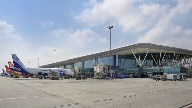 Govt Job: एअरपोर्टवर नोकरी करायची असेल तर आधी करावं लागेल 'हे' काम, पैसेही मिळतील! एअरपोर्टमध्ये नोकरीची सुवर्णसंधी... 'या' पदांसाठी भरती!