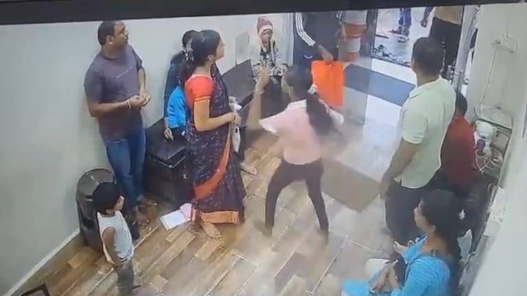 कल्याण: 'आधी तिने माझ्या सुनेच्या कानाखाली मारली, नंतर..', मराठी तरूणीच्या मारहाणीचा नवा VIDEO आला समोर! मराठी तरूणीच्या मारहाणीचा नवा VIDEO (Video grab)