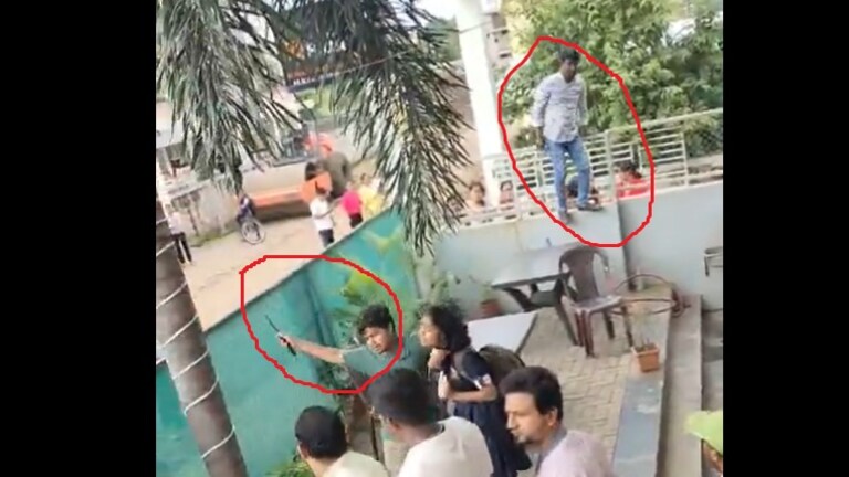 सातारा: तरुणाने शाळकरी विद्यार्थिनीला धरलं अन् गळ्याला लावला चाकू.. पण 'तो' माणूस मागून आला अन्... Viral Video