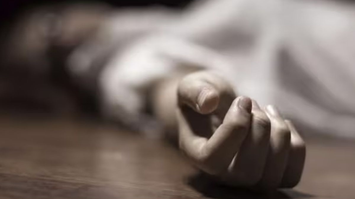 शाळेच्या चौथ्या मजल्यावरुन मारली उडी...