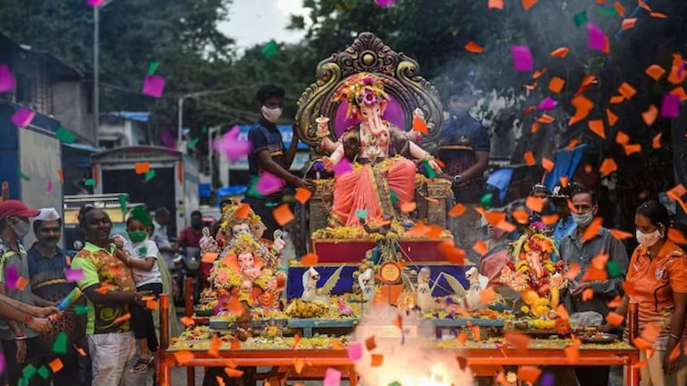 मुंबईची खबर: गणेशोत्सव मंडळांना BMC देणार मोठा दणका, 'हा' निर्णय पडणार महागात! सार्वजनिक गणेशोत्सव मंडळांना दंडाचा मोठा फटका!