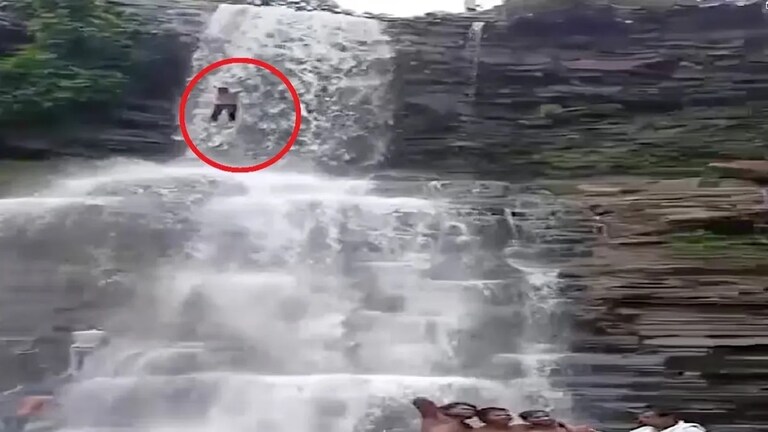 धबधब्यावरची मस्ती नडली, 65 फूटावरून खाली कोसळला; तरूणाचं झालं तरी काय? viral video a young man slipped from a waterfall and fell into a 65-foot deep gorge