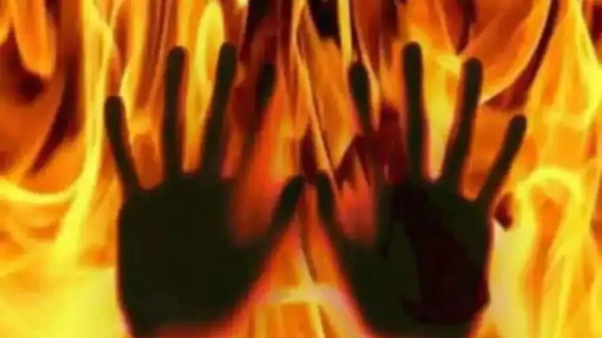 पतीने केला विरोध अन् पत्नीने पेट्रोल ओतून...