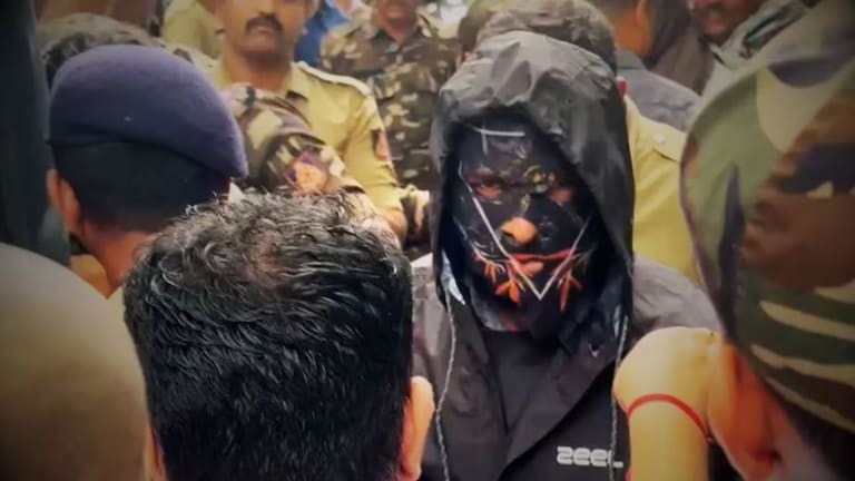 फाटलेल्या ब्लाऊजचा तुकडा अन् शेकडो महिलांचे मृतदेह, 'या' देवस्थानच्या कर्मचाऱ्याने अवघा देश टाकलाय हादरवून! मास्क मॅनने सांगितलं शेकडो मृतदेहांचं 'ते' रहस्य!