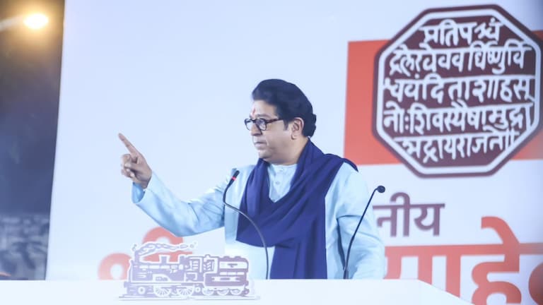 'महाराष्ट्र राज्याचा मुख्यमंत्री हा...' राज ठाकरेंची 'ही' बोचरी टीका, CM फडणवीसांना डिवचलं! chief minister of maharashtra is thinking about how to introduce and teach hindi to children of maharashtra raj thackeray criticized cm devendra fadnavis and ridiculed him