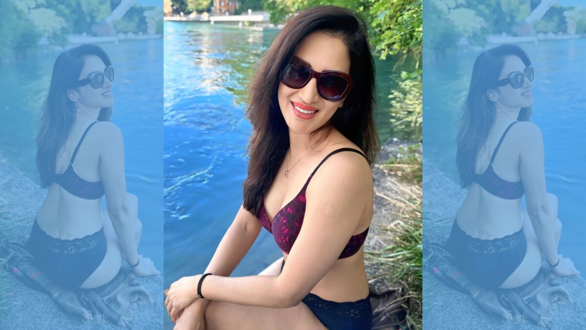 pappi de parula fame actress smita gondkar has shared new bikini photos see her bold look