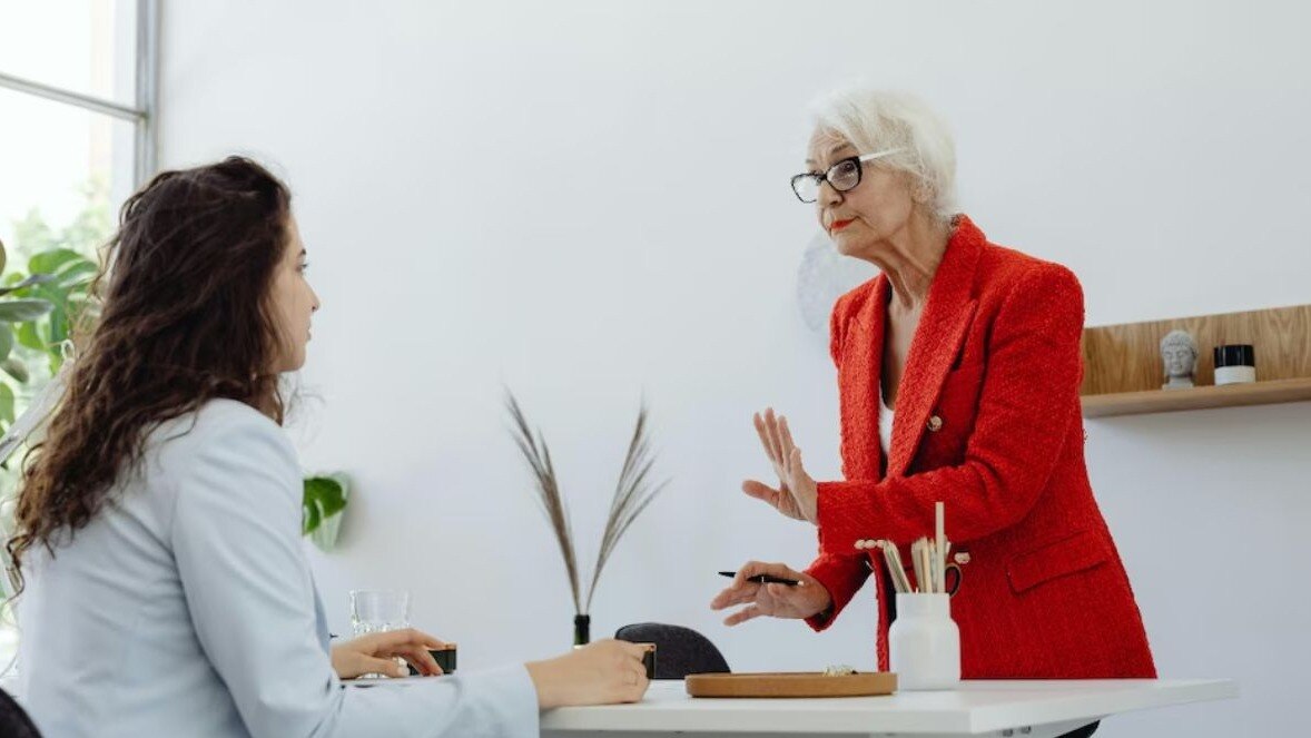 Viral News: ...म्हणून Colleague ने HR कडे केली नवऱ्या मुलीची तक्रार, कारण समजलं तुम्हीही म्हणाल बाईईई काय हा प्रकार! लग्नाला बोलवलं नाही म्हणून थेट HR कडे तक्रार!