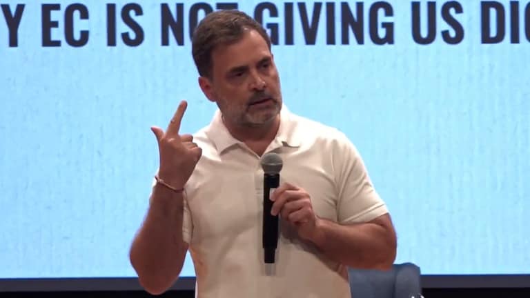 राहुल गांधींनी दाखवली 'ती' मतदार यादी, पुरावे अन्... Voter list मध्ये नेमकी काय गडबड? समजून घ्या क्रोनोलॉजी major rigging in maharashtra elections rahul gandhi showed evidence and claim what exactly is wrong with the voter list