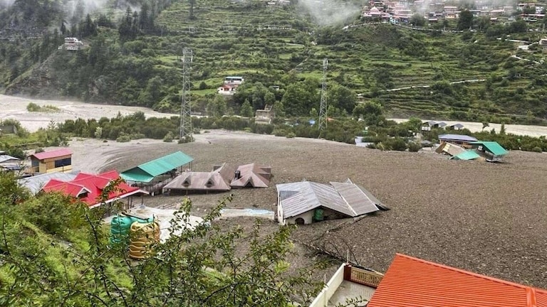 उत्तराखंड प्रलय : पुण्यातील 24 जणांचा ग्रुप बेपत्ता..35 वर्षानंतर चारधामला फिरायला गेले अन् असं काही घडलं.. उत्तराखंड ढगफुटी: अनेक यात्रेकरू अडकले आहेत