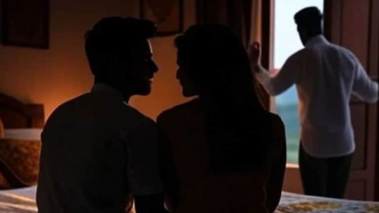 पत्नीचे बेडरूममध्ये BF सोबत सुरू होते शारीरिक संबंध.. तितक्यात झाली पतीची एन्ट्री! Wife Extra Marital Affair