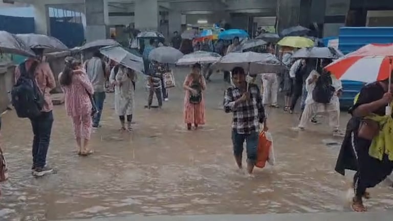 अंधेरी, बोरीवली, मालाडसह 'या' भागात पाऊस बरसणार धो धो! तुमच्या परिसरात पाणी साचणार का? जाणून घ्या आजचं हवामान Monsoon Update Heavy Rain Mumbai Central railway services stopped