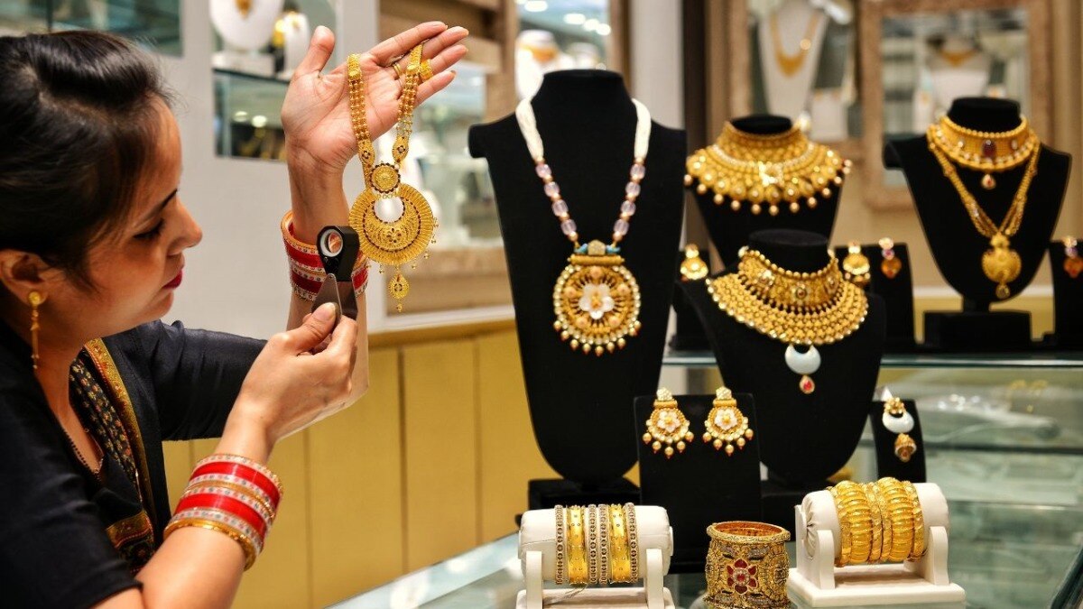 आज सोन्याच्या किमतीत, चांदीच्या किमतीत घसरण, २४ कॅरेट सोन्याच्या किमतीत, आयबीजेए सोन्याच्या चांदीच्या किमतीत, बुलियन मार्केट अपडेट, सोना शुद्रित भाषा