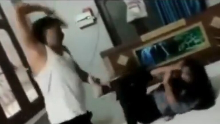 Viral VIDEO: मुलीला चपलेने मारहाण तर मुलीनेही मारल्या बापाला लाथा, कशामुळे झाला एवढा तुफान राडा? viral video father caught his daughter with her boyfriend after that father then brutally beat daughter