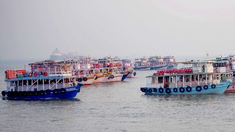 मुंबईची खबर: आता फेरी बोटींच्या सुरक्षिततेचा प्रश्नच मिटला... प्रत्येक बोट सीसीटीव्हीच्या नजरेत अन्... प्रत्येक बोट सीसीटीव्हीच्या नजरेत अन्...