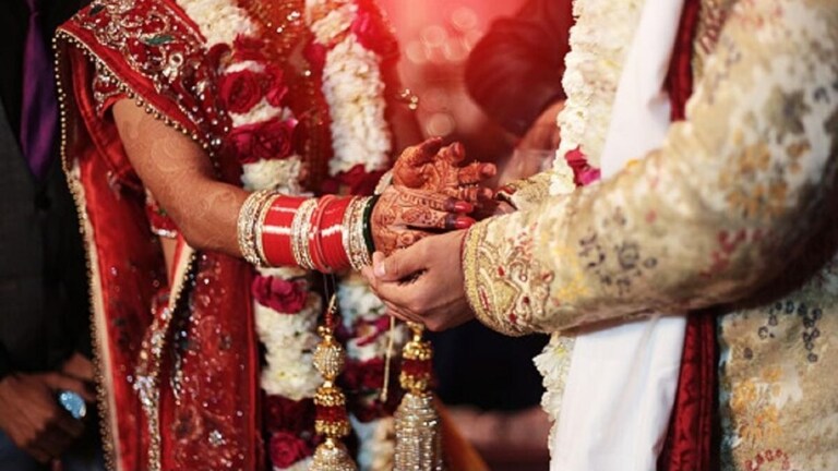 पहिल्या पत्नीला घटस्फोट, दुसऱ्या महिलेसोबत लग्न! आता थेट तिसऱ्या नवरीच्या शोधात... स्वत:च्या मुलीची सुद्धा पर्वा... पहिल्या पत्नीला घटस्फोट, दुसऱ्या महिलेसोबत लग्न! आता थेट तिसऱ्या नवरीच्या शोधात...